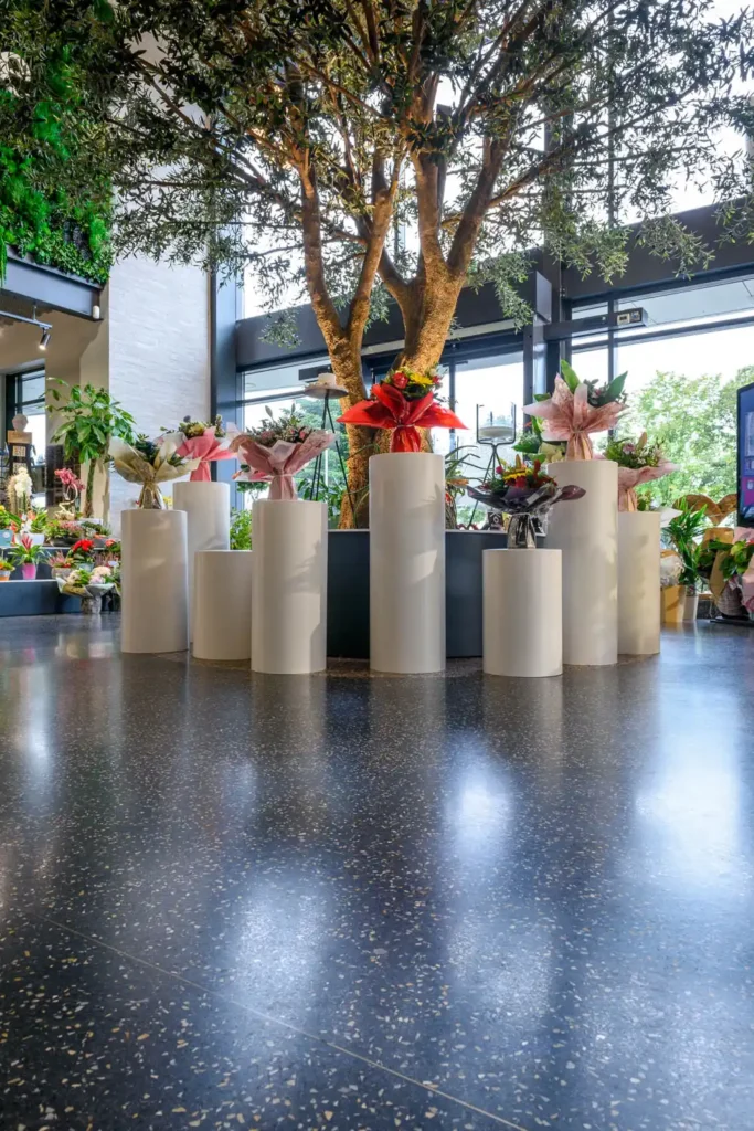 Exposición de flores y vitrinas en boutique de Beauvais con pavimento SIBEXTREME AG STYLE