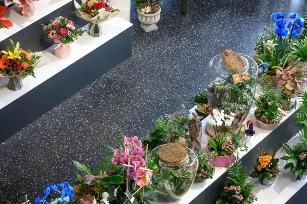 Pavimento SIBEXTREME AG STYLE en boutique de Beauvais, Francia, con diseño moderno y flores