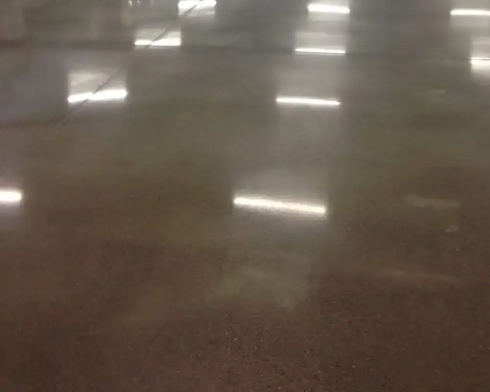 Piso brillante en una tienda, con reflejos de luces.