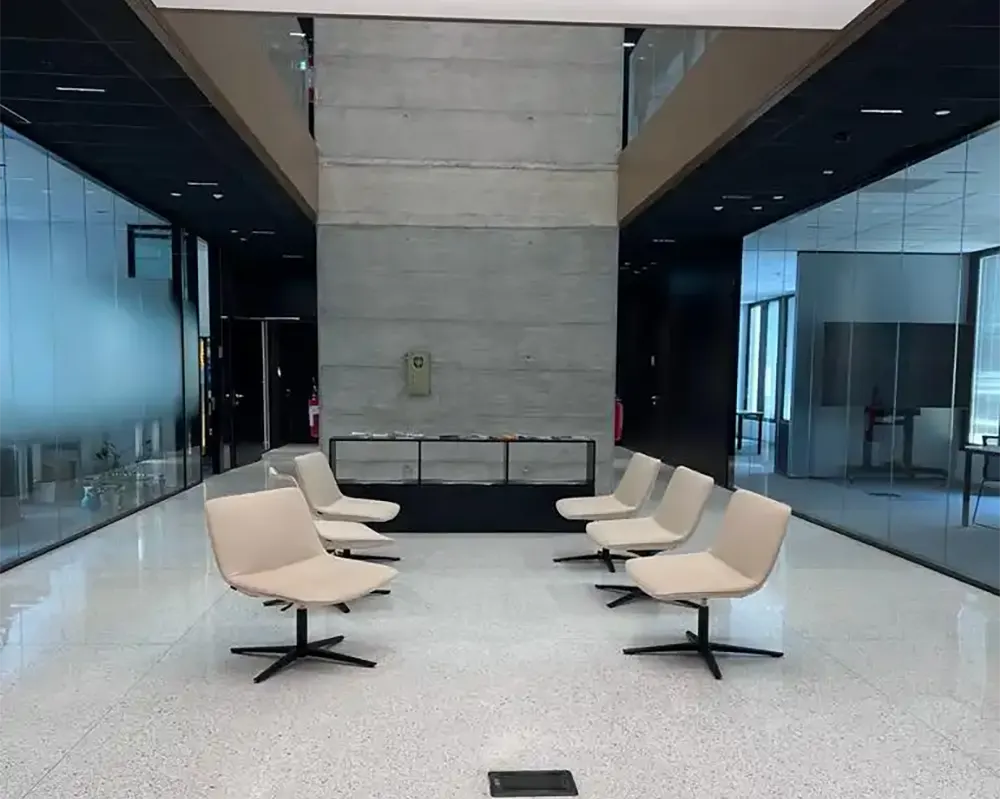 Zona de descanso con sillas modernas en Acciona Madrid