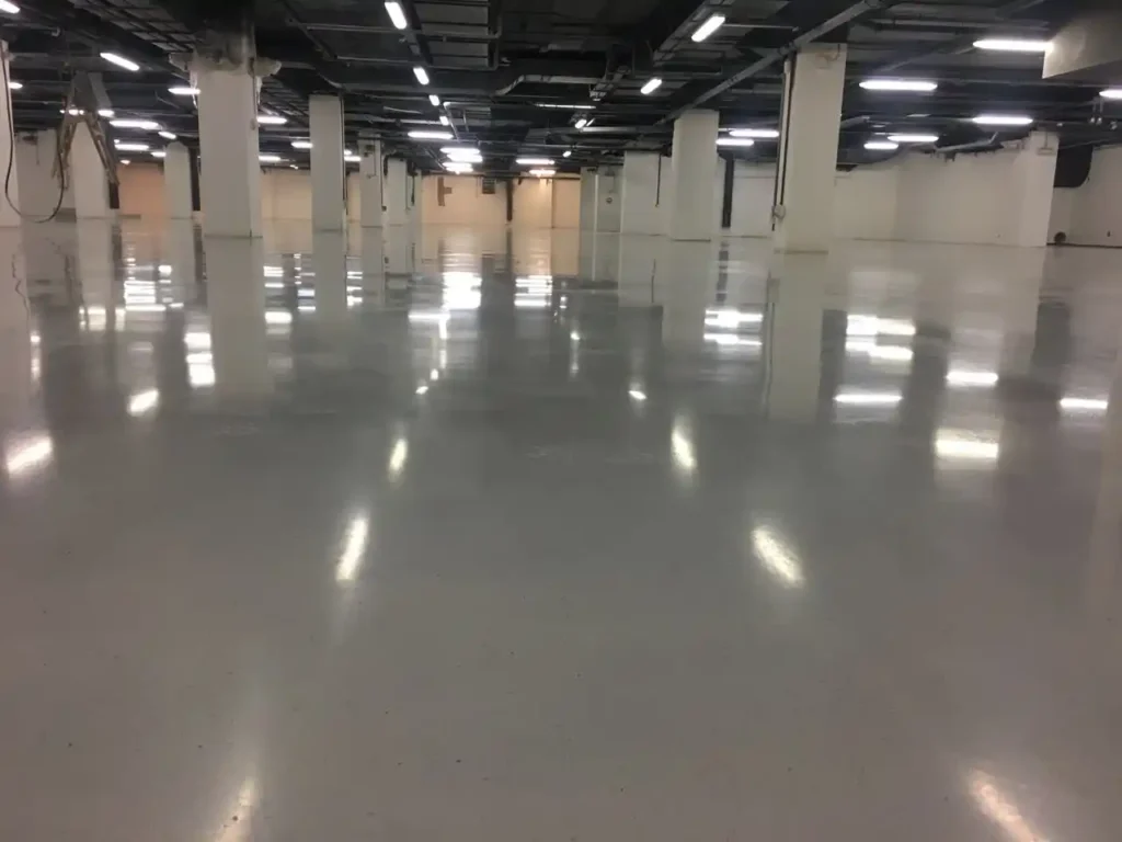 Almacén con piso de concreto pulido con ventanas grandes