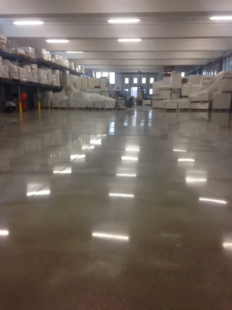 Almacén con piso pulido y luz brillante