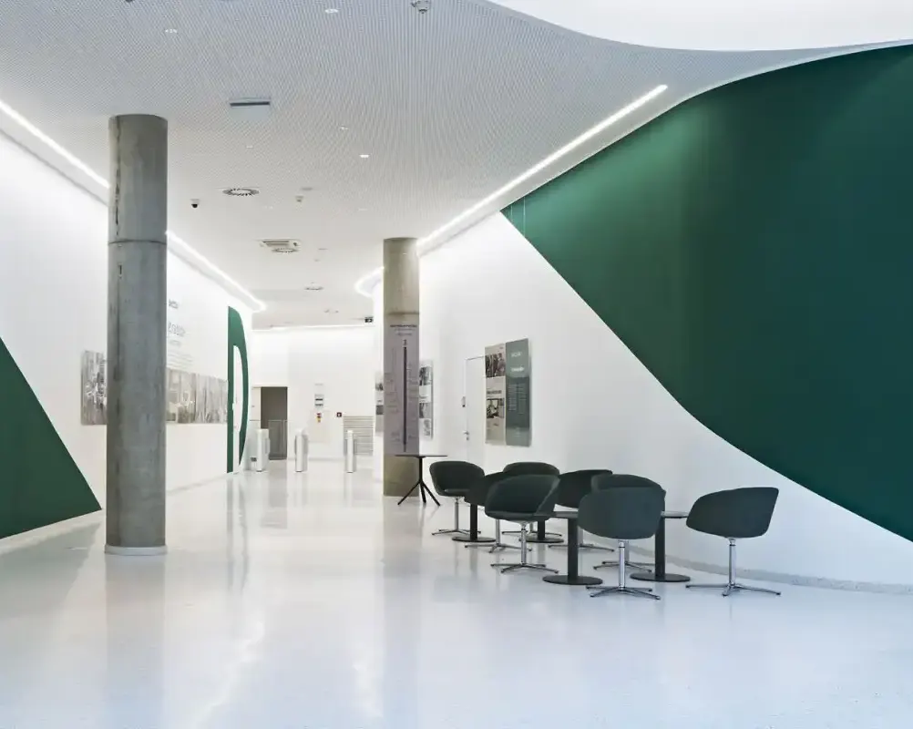 nterior de concesionario SKODA con pavimento cementoso decorativo blanco y diseño moderno en las paredes.