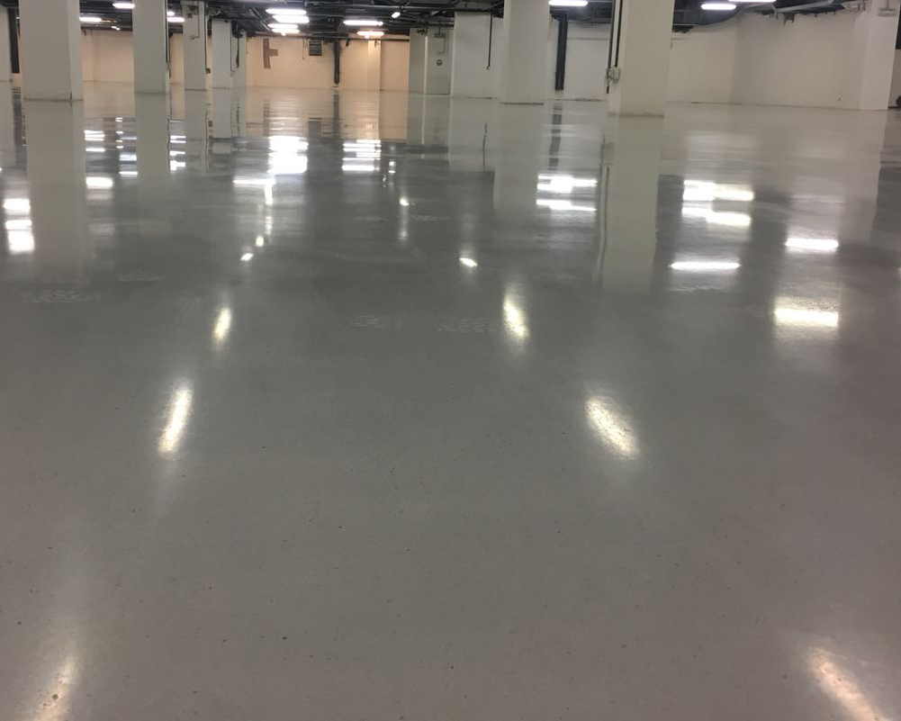 Almacén con piso de concreto pulido con ventanas grandes