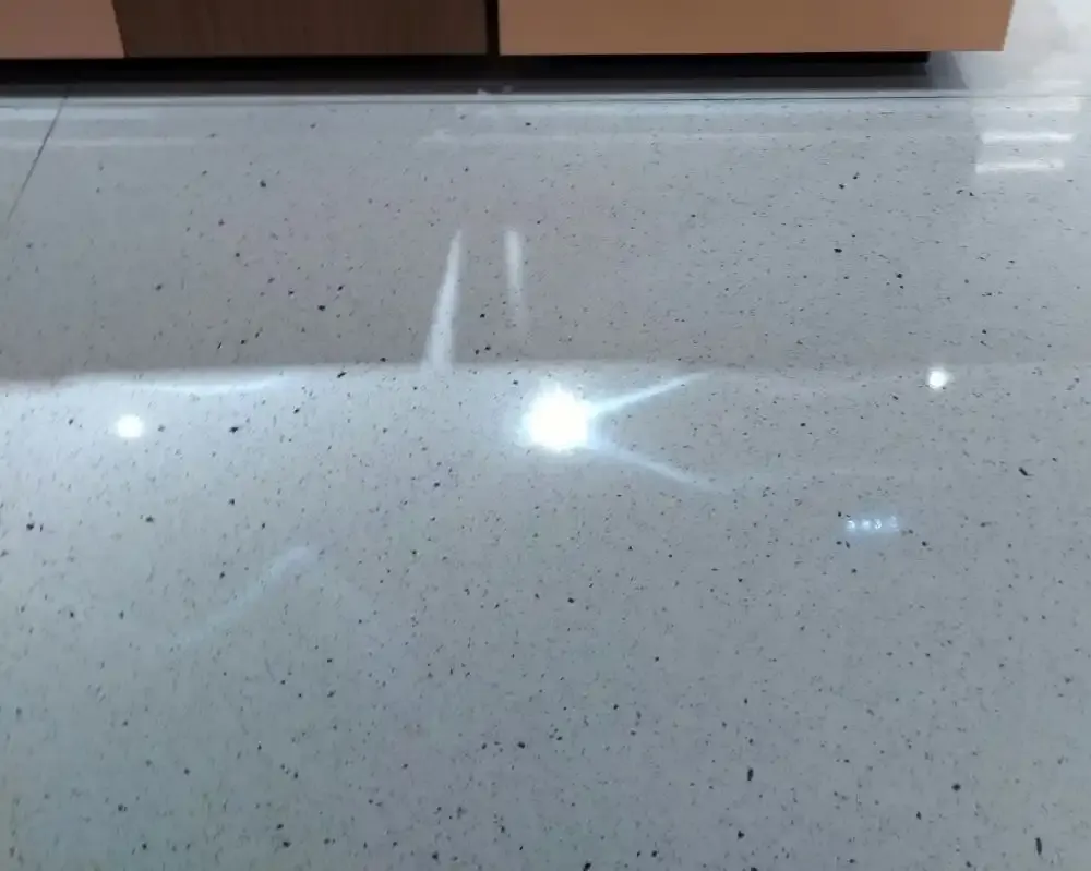 Reflejo de luces sobre un suelo brillante de resina