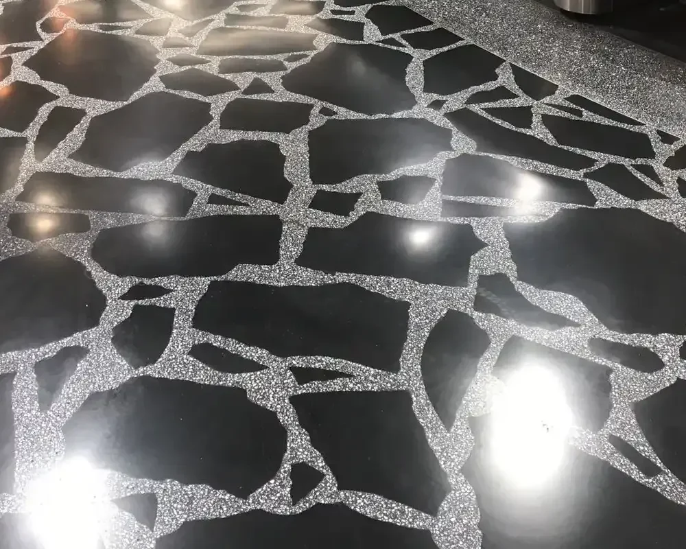 Piso decorativo de terrazzo con diseño en negro y gris