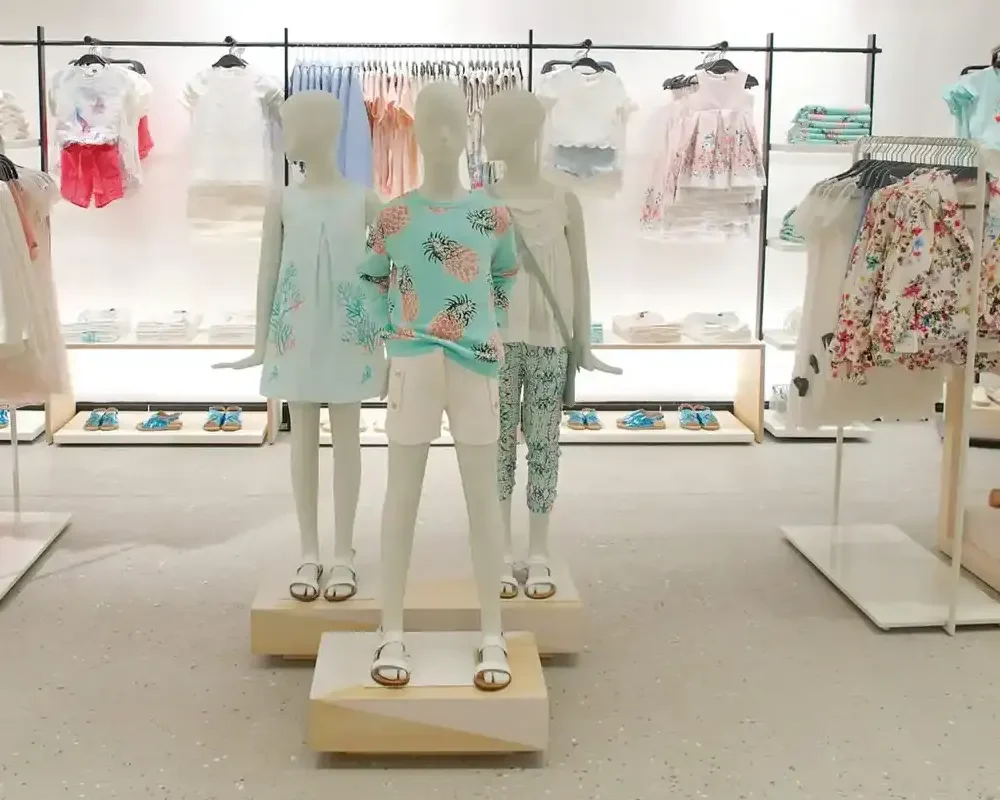 Maniquíes de tienda con ropa colorida de verano
