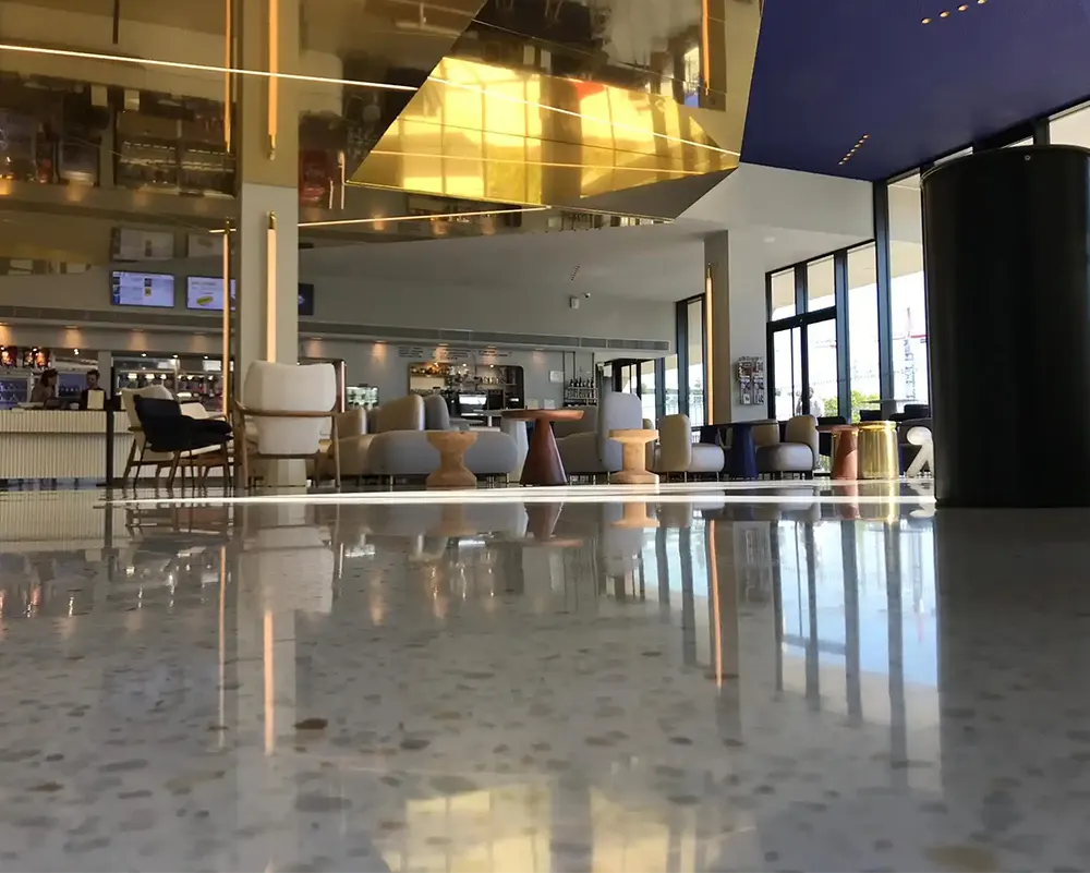 Espacio con piso de terrazo y decoración elegante en un ambiente luminoso.