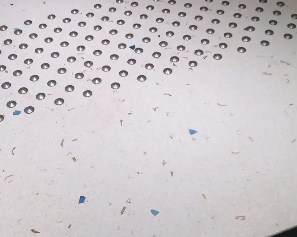 Piso de microterrazzo con detalles metálicos en patrón geométrico.