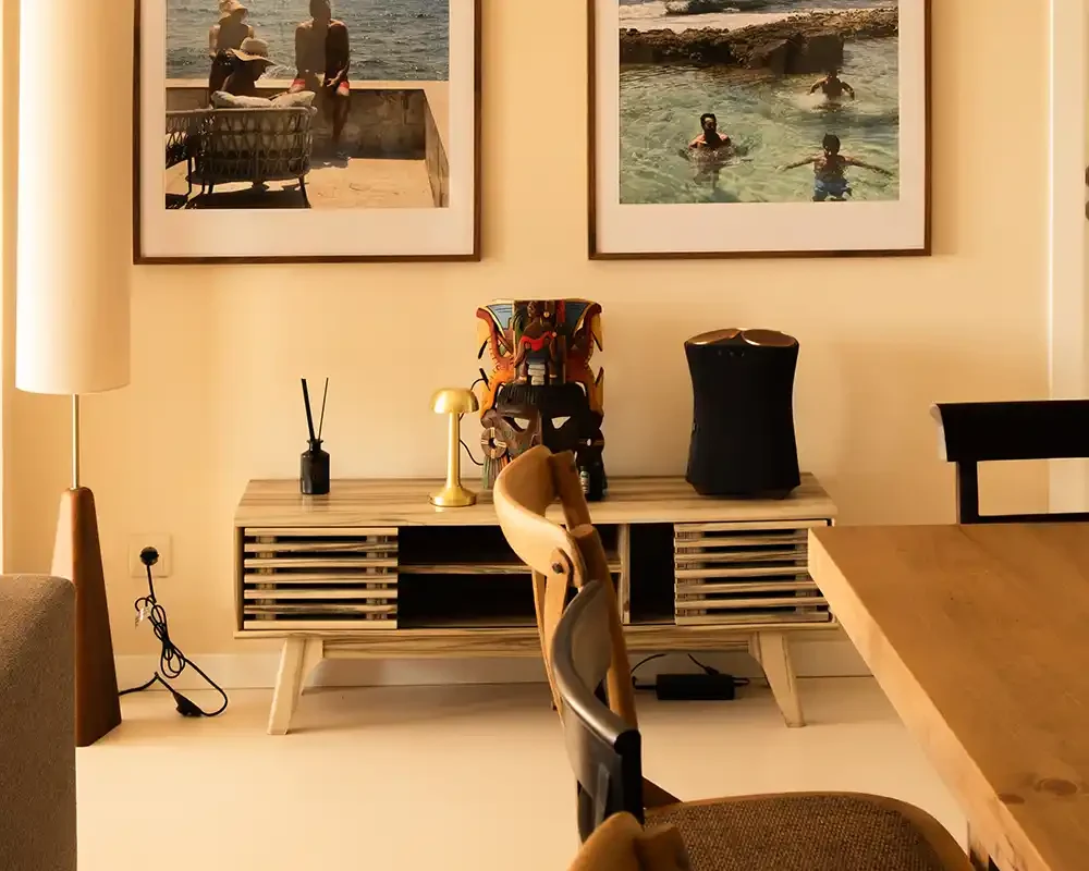 Sala de estar con pavimento cementoso decorativo en tonos claros y muebles modernos de madera.