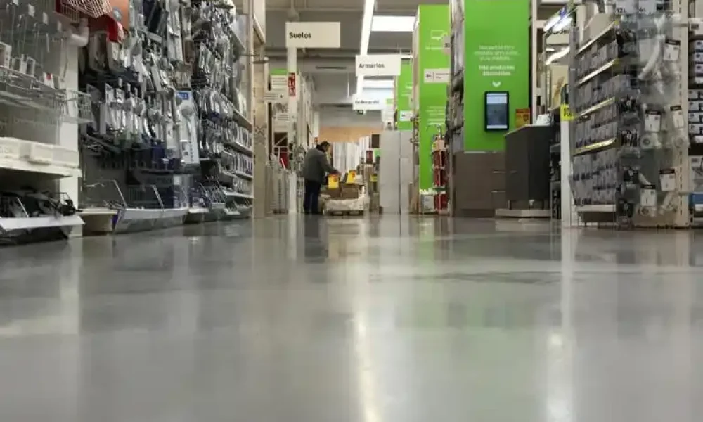 Pasillo de supermercado con suelo pulido en la sección de hogar.