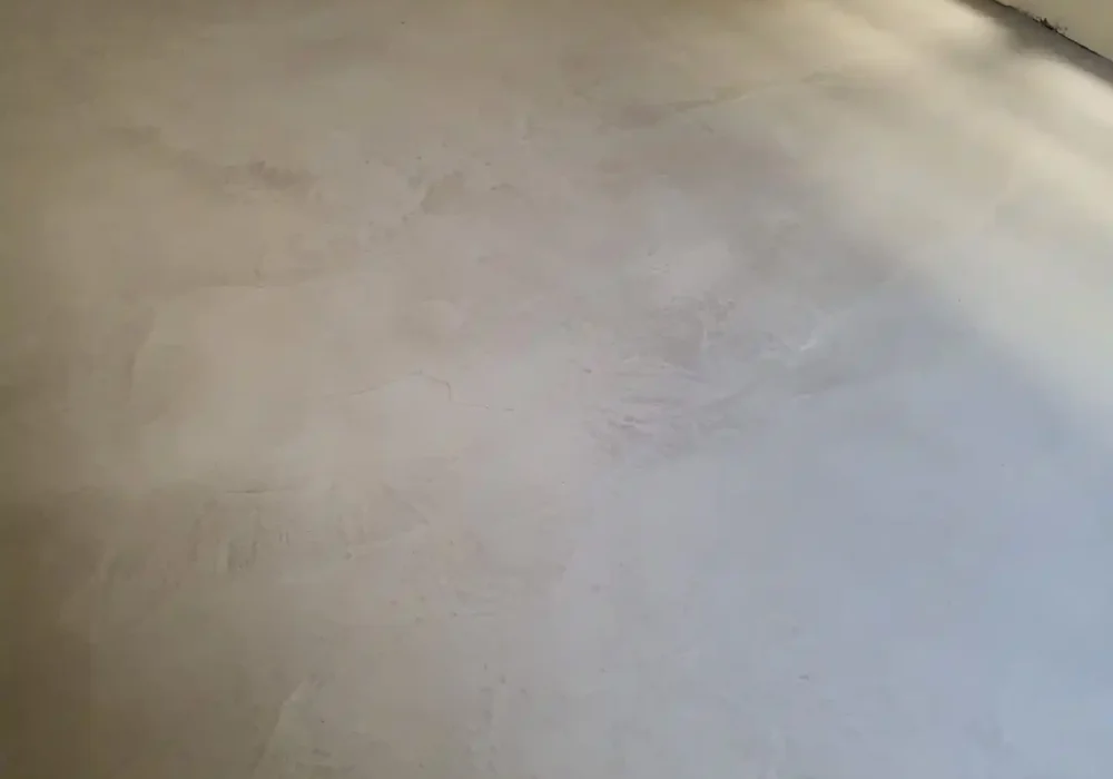 Piso de cemento alisado con diseño minimalista para interiores. Piso de cemento alisado en interior con acabado liso y moderno.