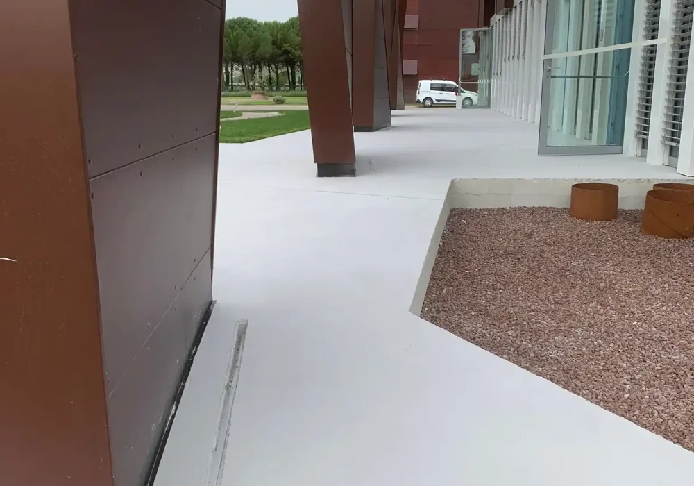 Diseño exterior con pasarela de cemento blanco y estilo contemporáneo. Exterior moderno con pasarela de cemento blanco y arquitectura minimalista.