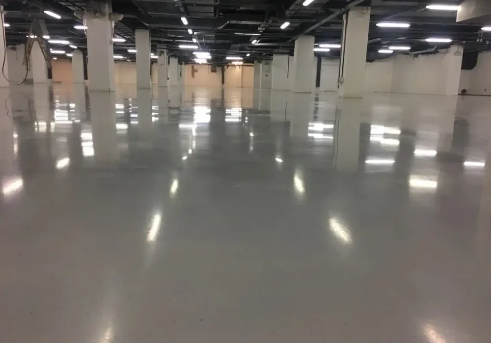 Almacén con piso de concreto pulido con ventanas grandes