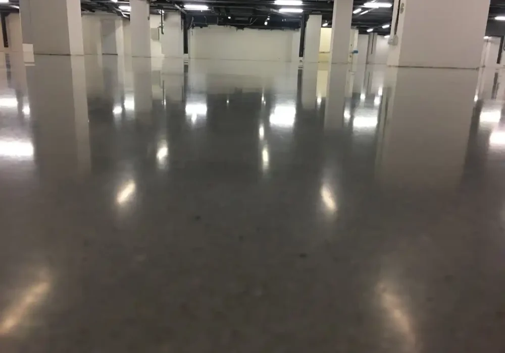 Suelo de almacén de concreto pulido con un acabado brillante