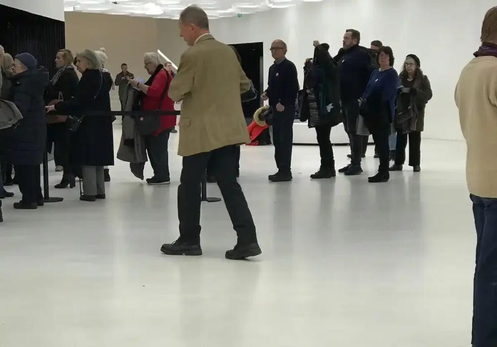 Grupo de personas en un espacio blanco con techo circular y moderno