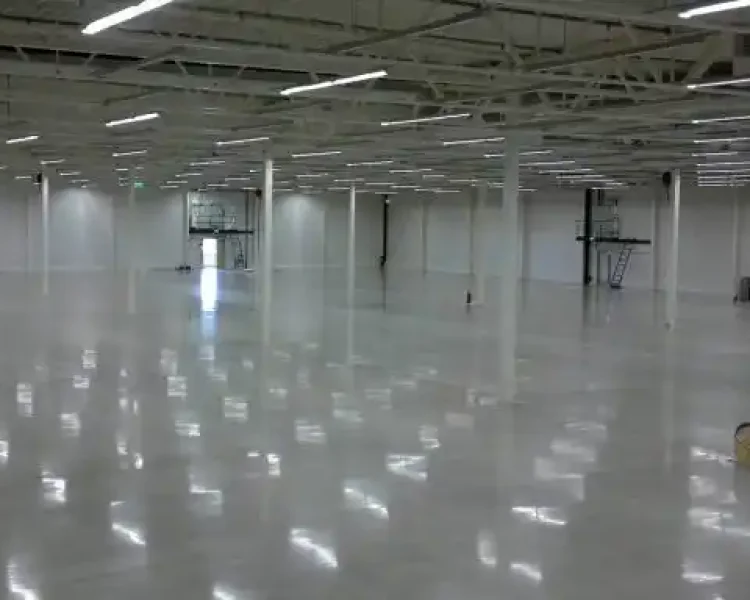 Almacén con piso pulido y luz brillante